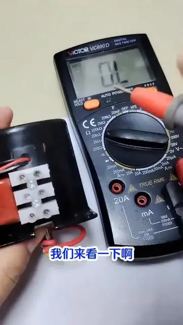 這個單相電機(jī)有三個接線柱，測一下它的兩個繞組